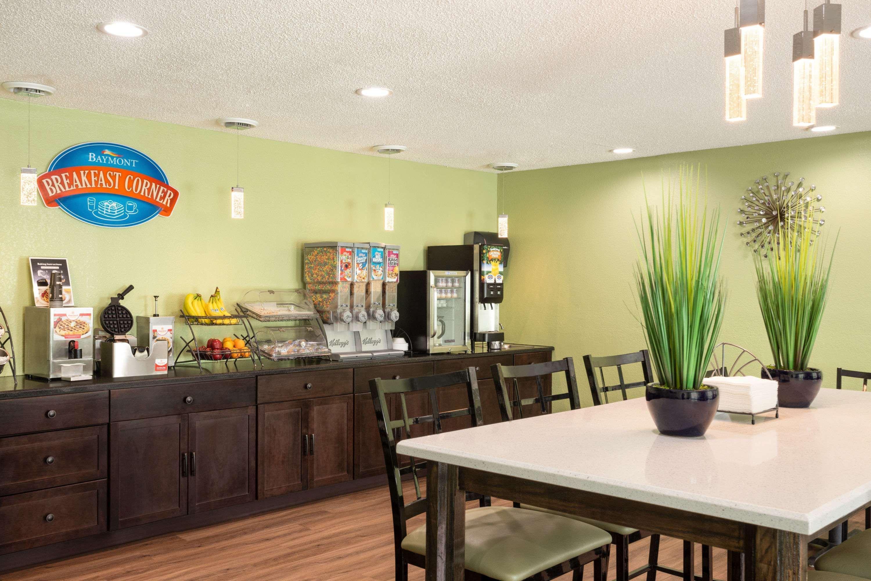 Baymont By Wyndham Warrenton Hotel Bagian luar foto
