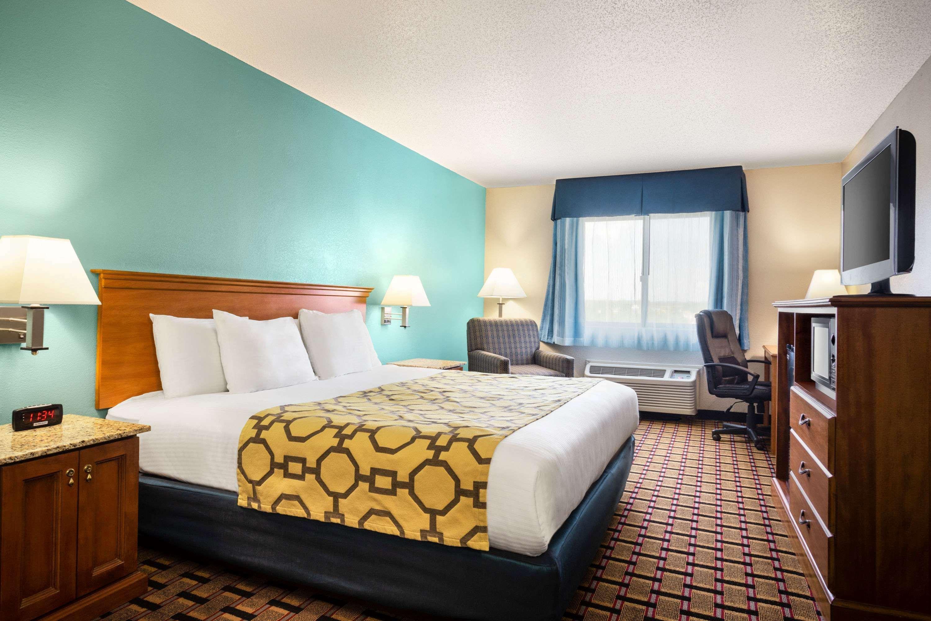 Baymont By Wyndham Warrenton Hotel Bagian luar foto