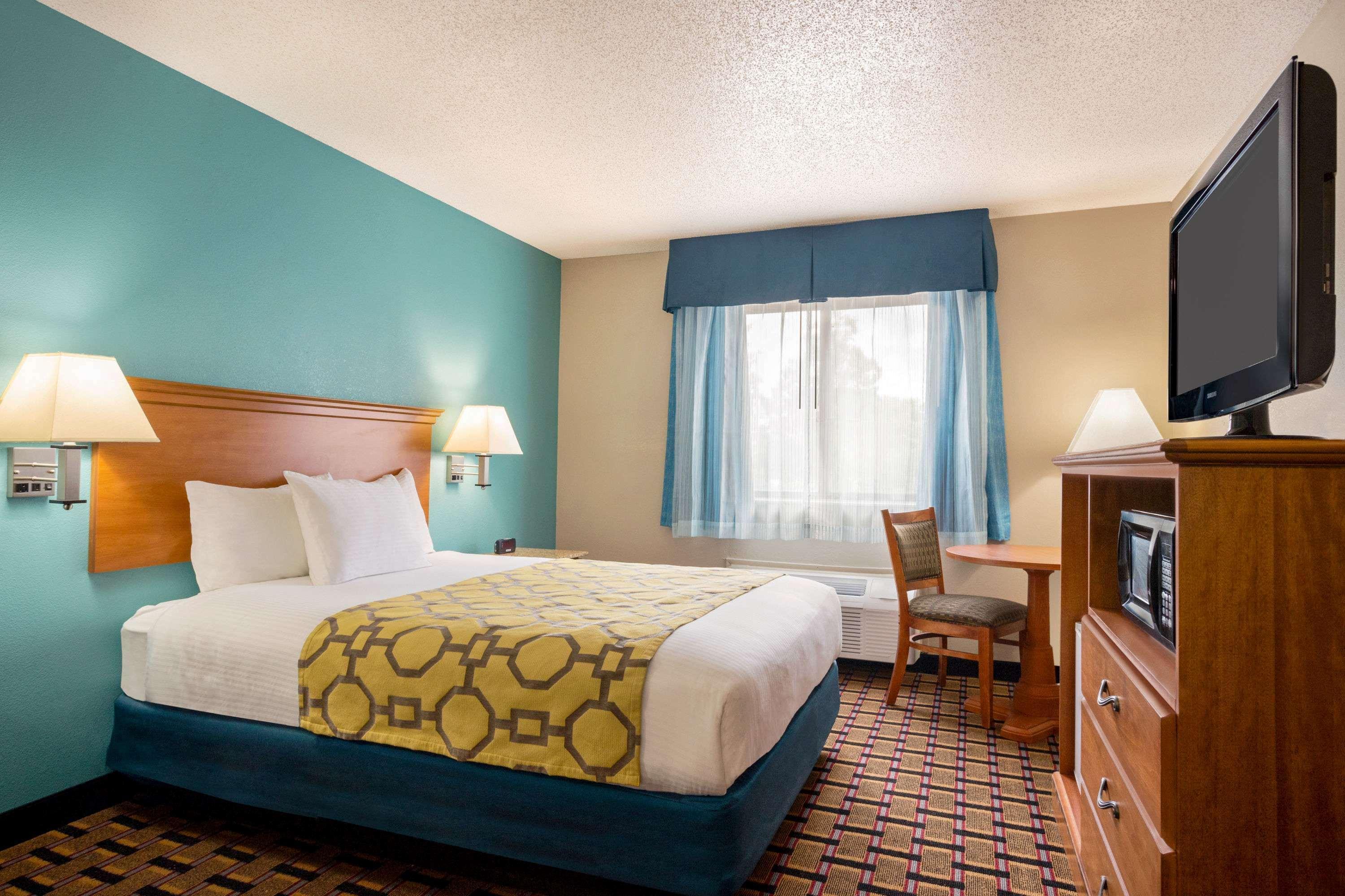 Baymont By Wyndham Warrenton Hotel Bagian luar foto