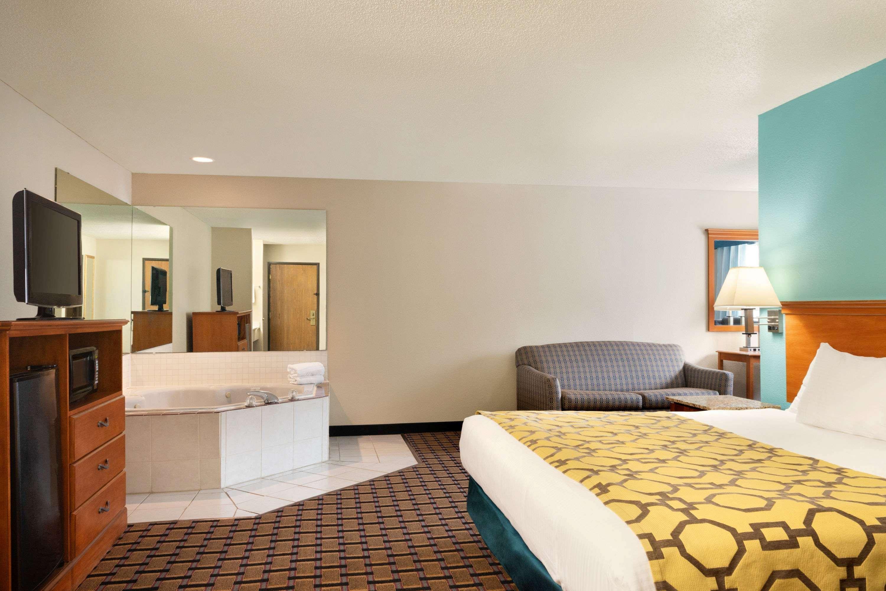 Baymont By Wyndham Warrenton Hotel Bagian luar foto