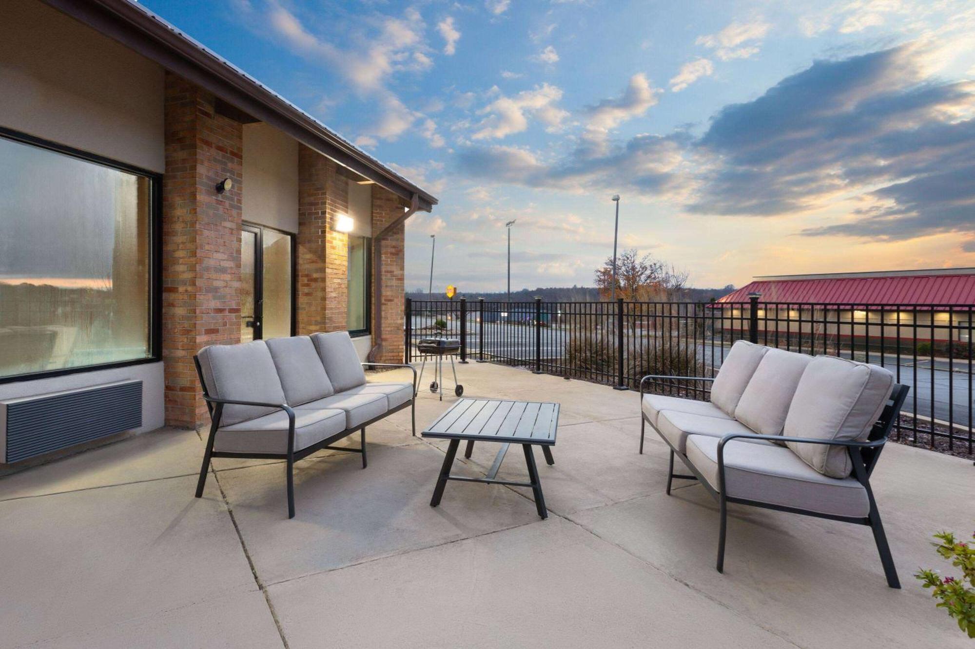 Baymont By Wyndham Warrenton Hotel Bagian luar foto