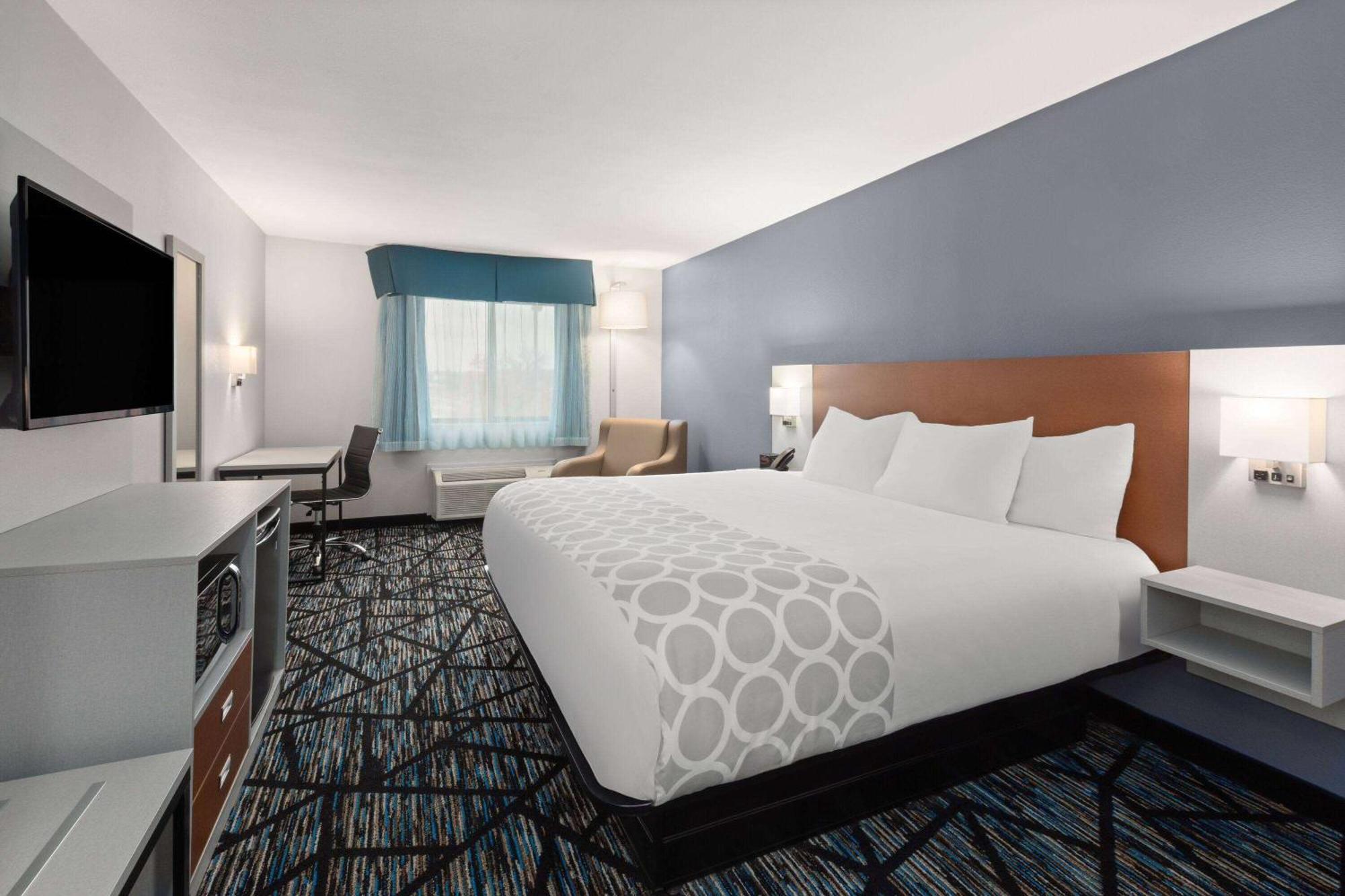 Baymont By Wyndham Warrenton Hotel Bagian luar foto