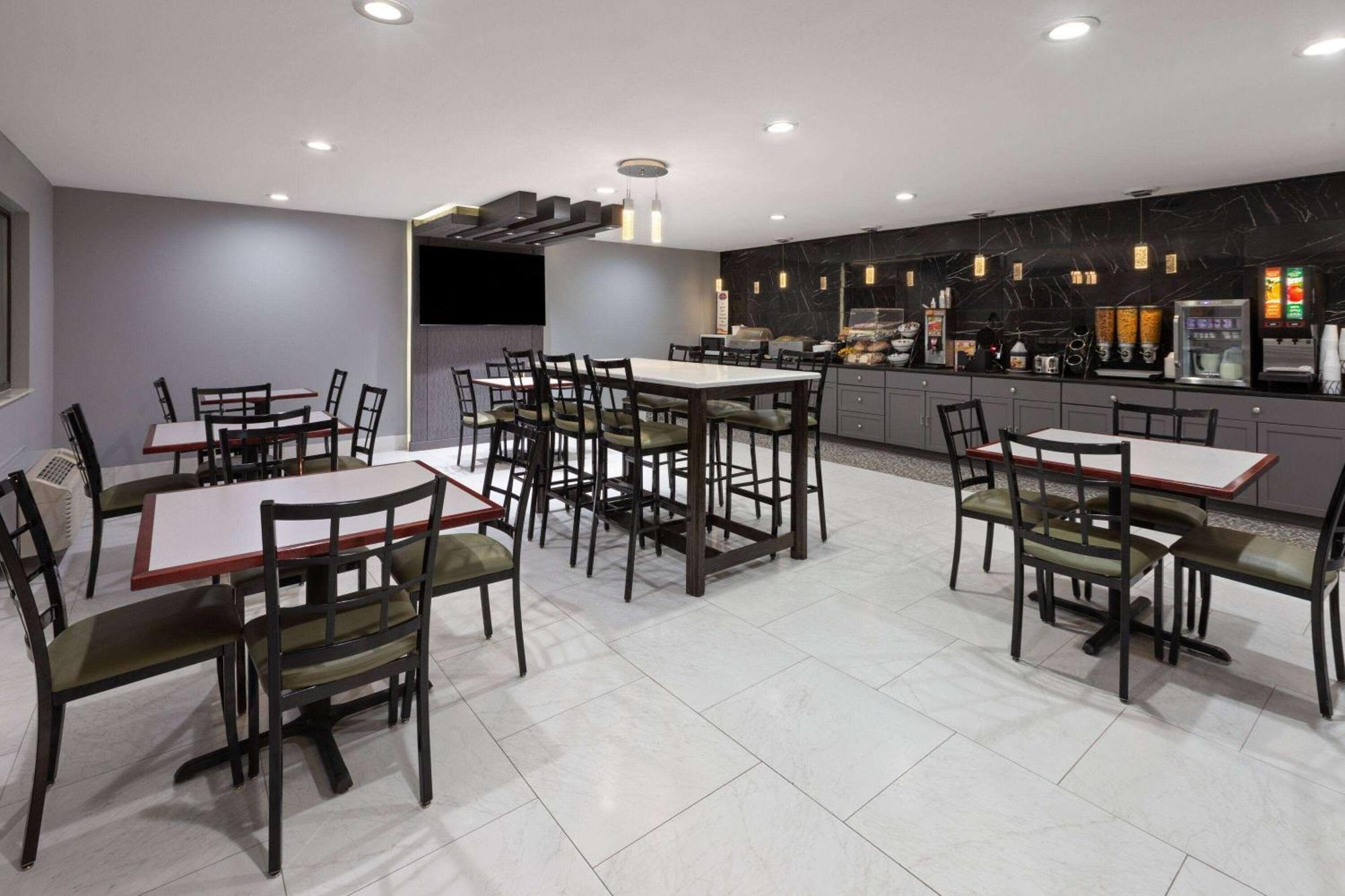 Baymont By Wyndham Warrenton Hotel Bagian luar foto