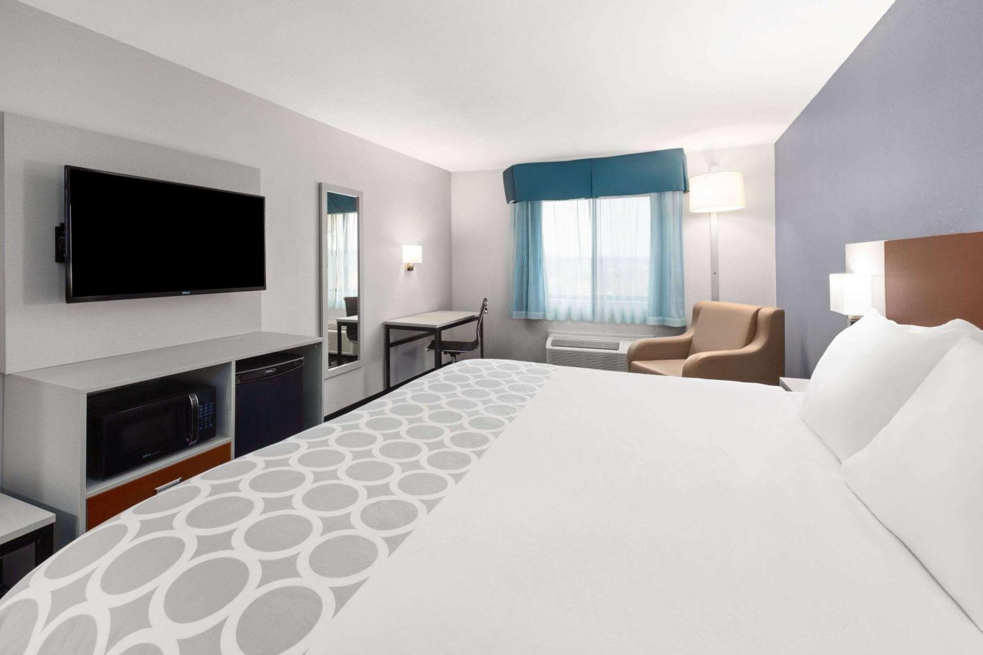 Baymont By Wyndham Warrenton Hotel Bagian luar foto