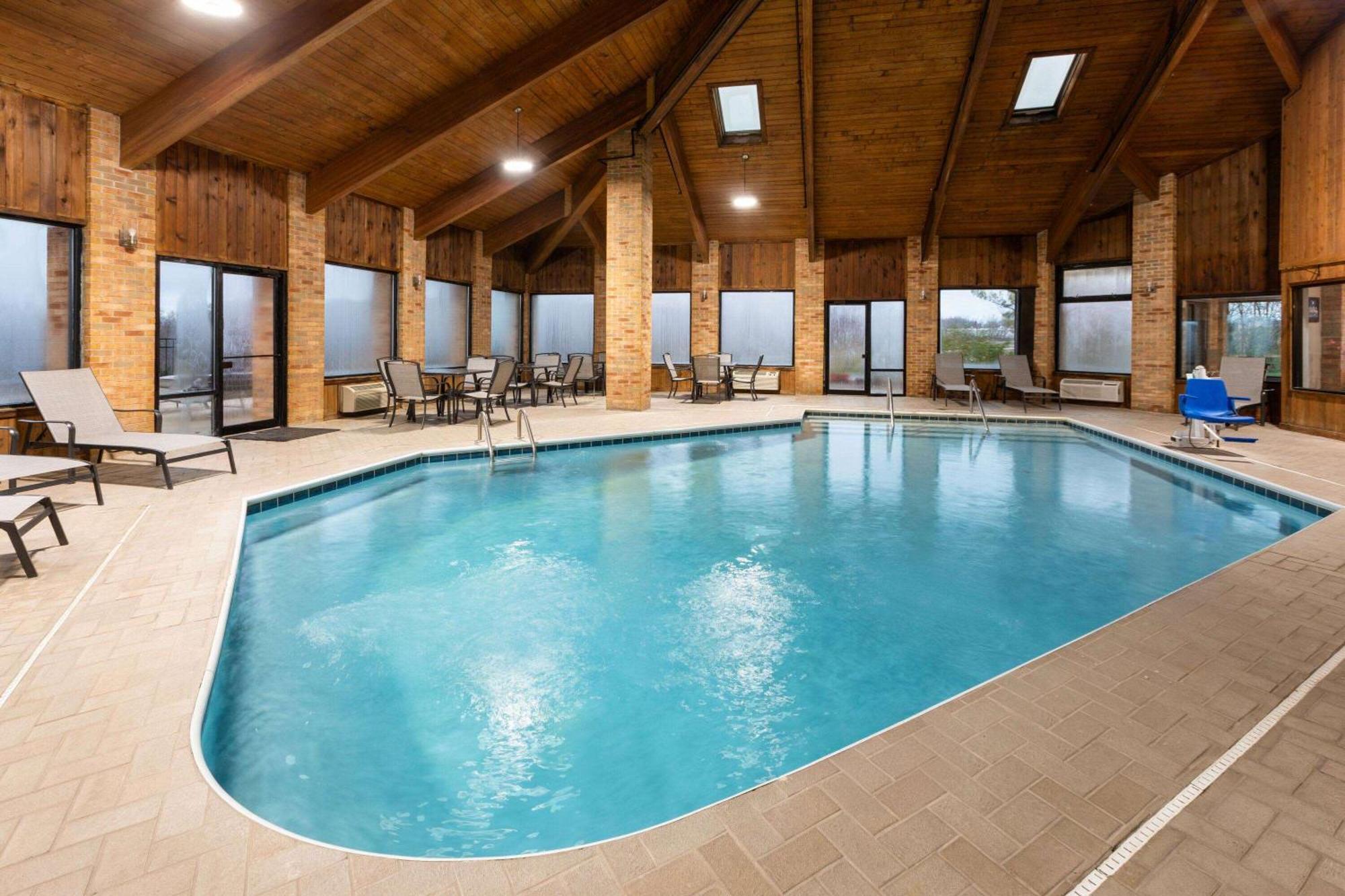 Baymont By Wyndham Warrenton Hotel Bagian luar foto