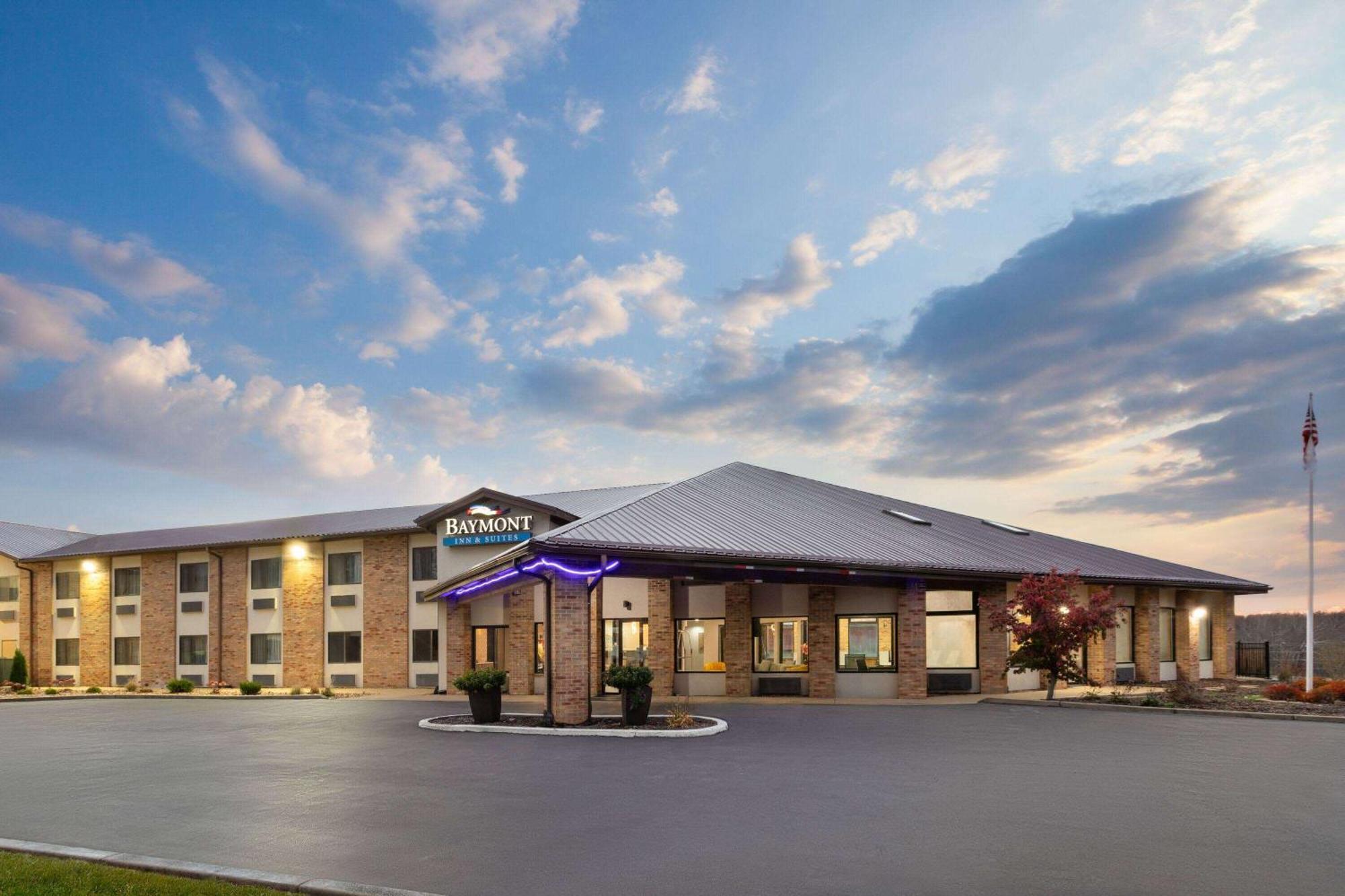Baymont By Wyndham Warrenton Hotel Bagian luar foto