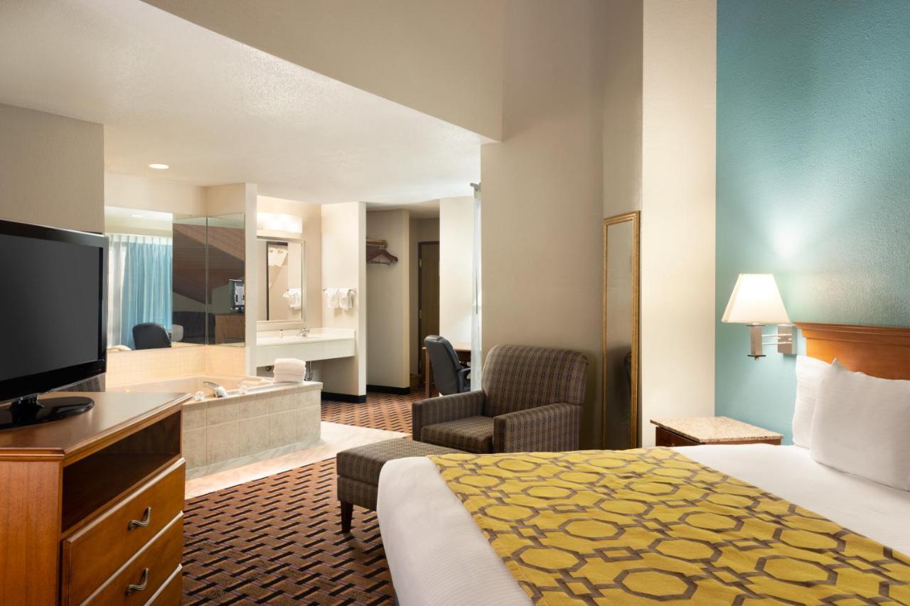 Baymont By Wyndham Warrenton Hotel Bagian luar foto