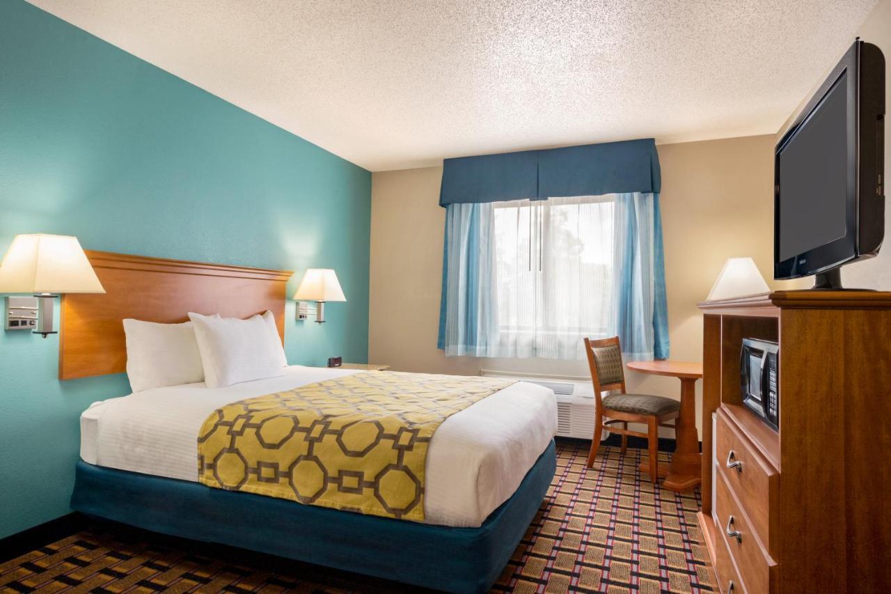 Baymont By Wyndham Warrenton Hotel Bagian luar foto