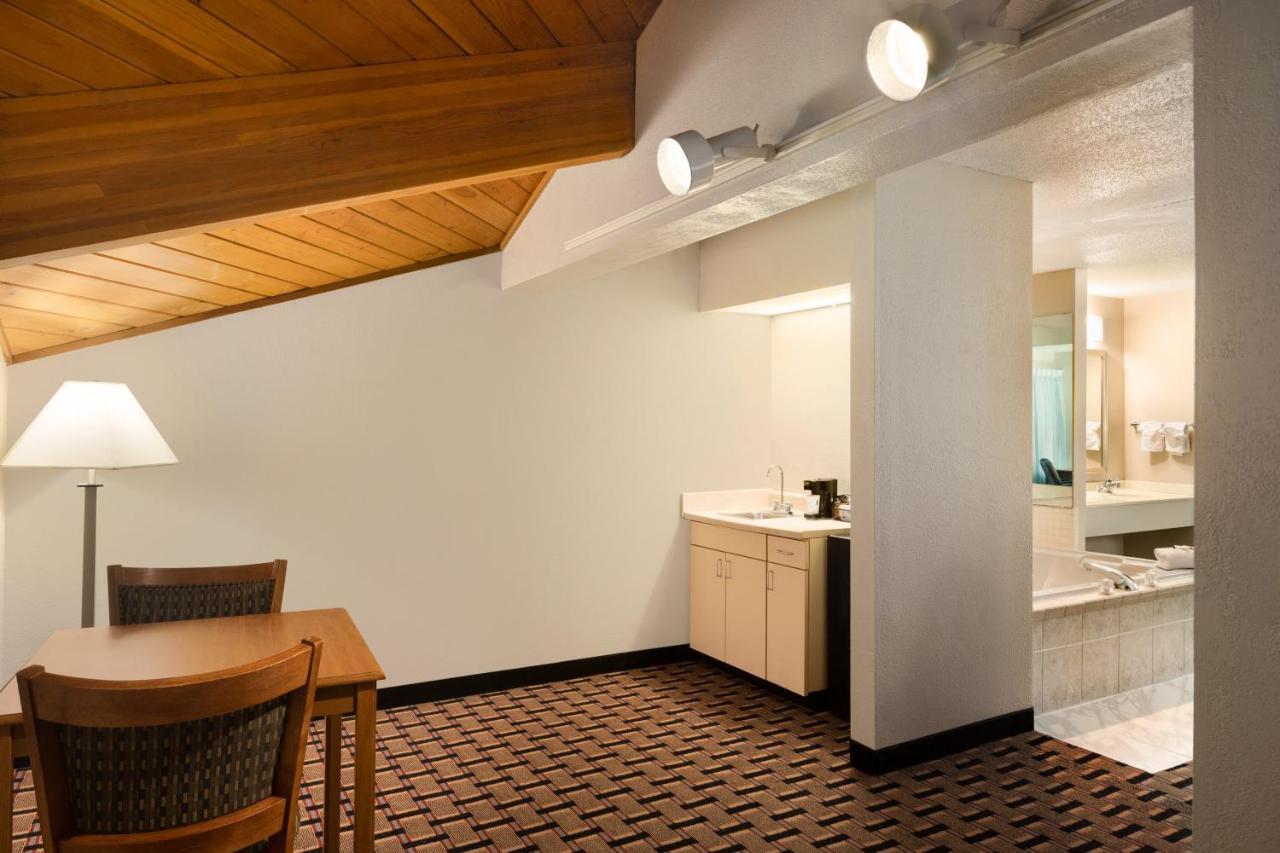 Baymont By Wyndham Warrenton Hotel Bagian luar foto