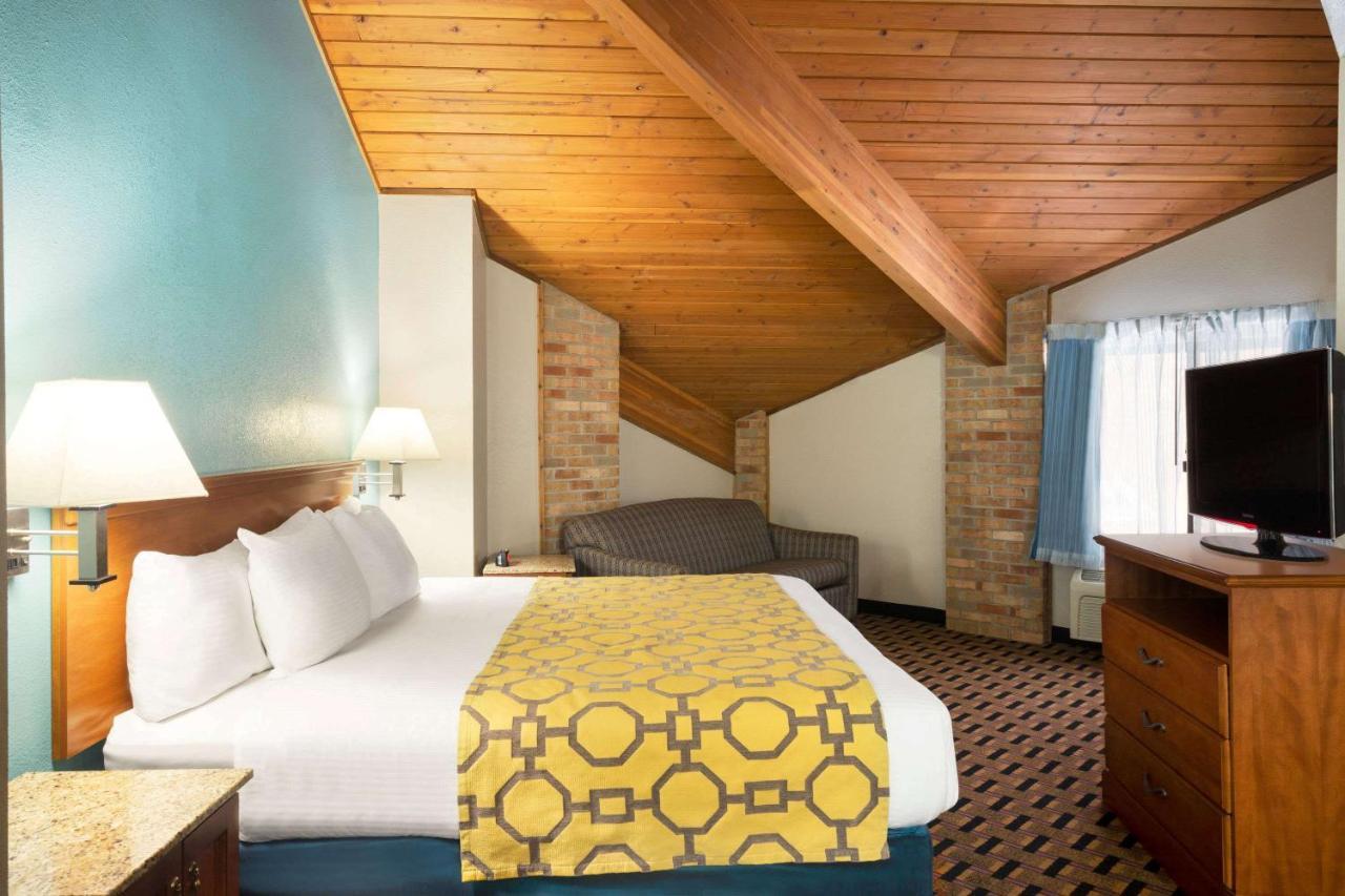 Baymont By Wyndham Warrenton Hotel Bagian luar foto
