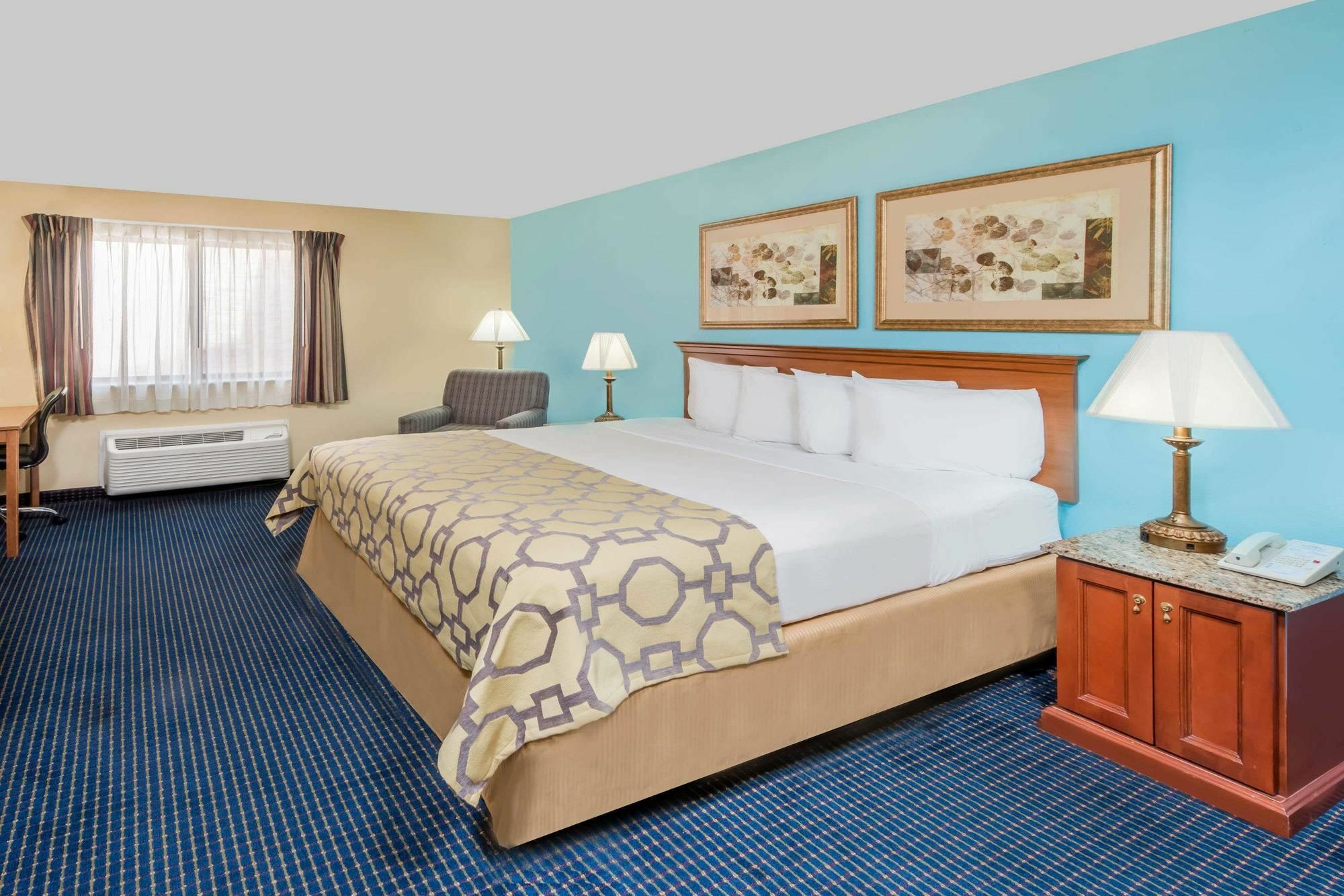Baymont By Wyndham Warrenton Hotel Bagian luar foto