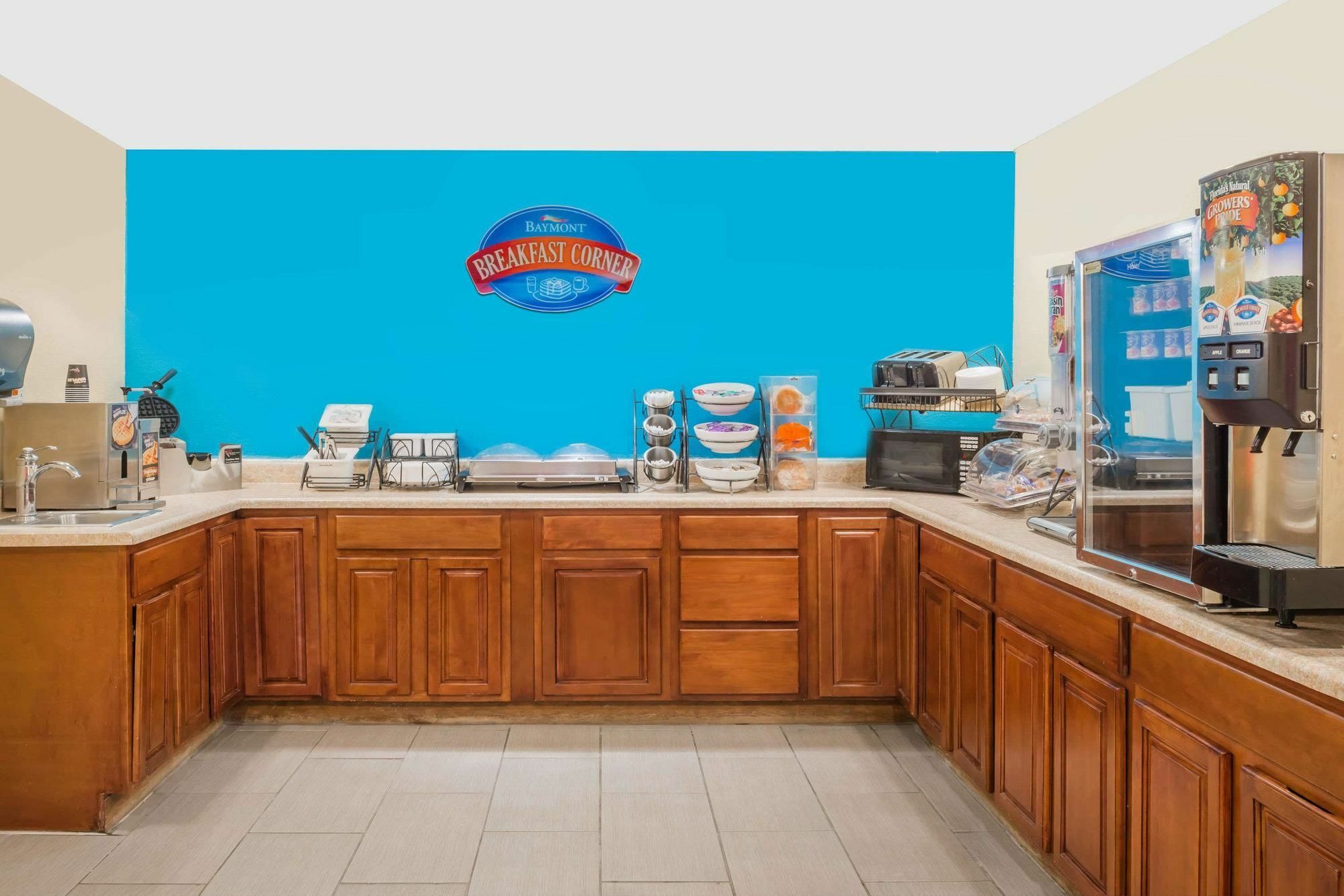 Baymont By Wyndham Warrenton Hotel Bagian luar foto