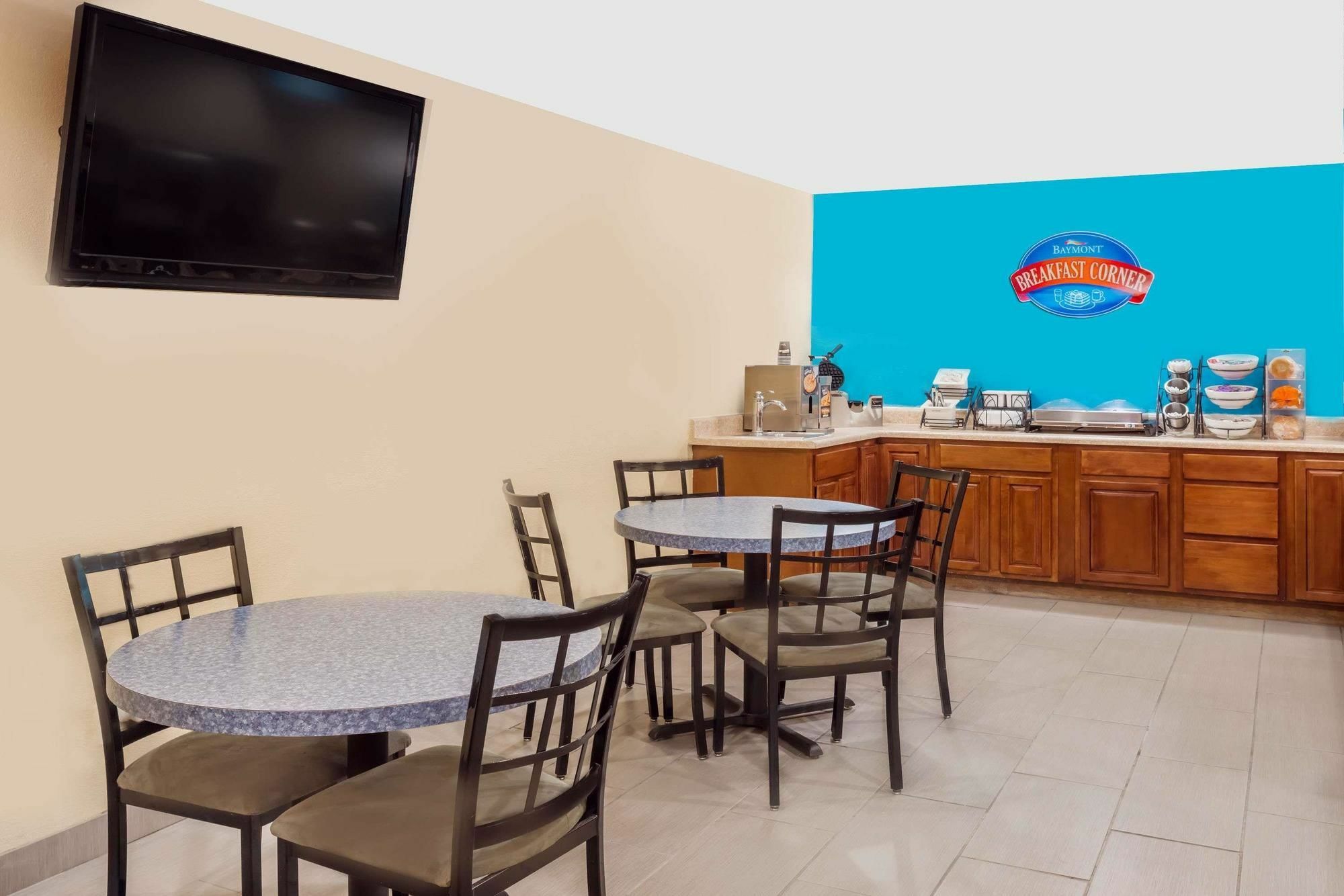 Baymont By Wyndham Warrenton Hotel Bagian luar foto